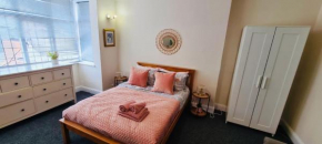 Lovely 3 bedroom flat with free parking on site & garden with outdoor furniture